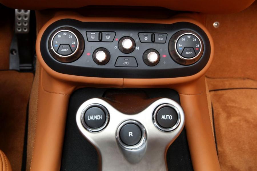 Детали интерьера Ferrari California 2008 года  (фото 20 из 225)